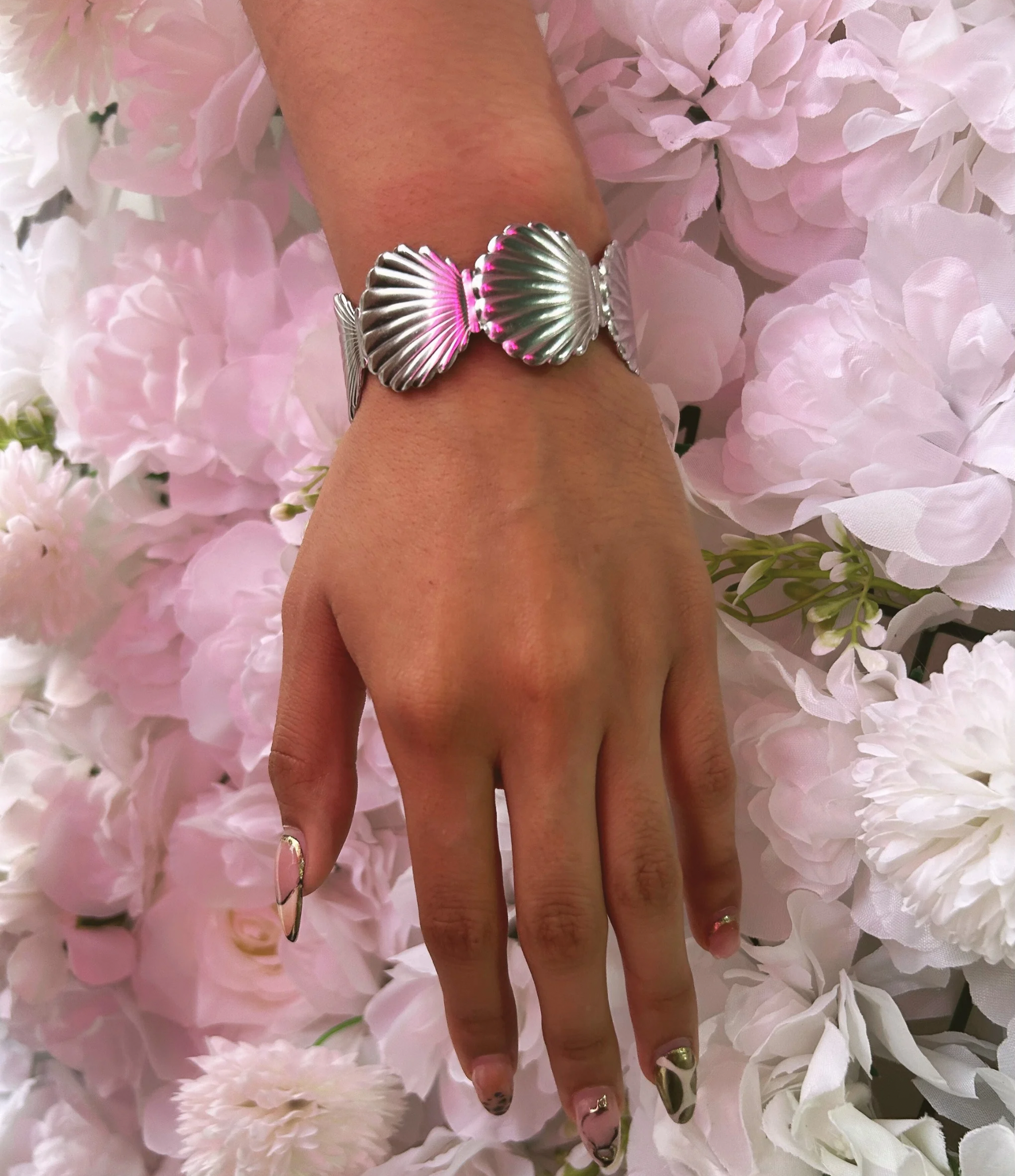 Brazalete plateado de conchas marinas