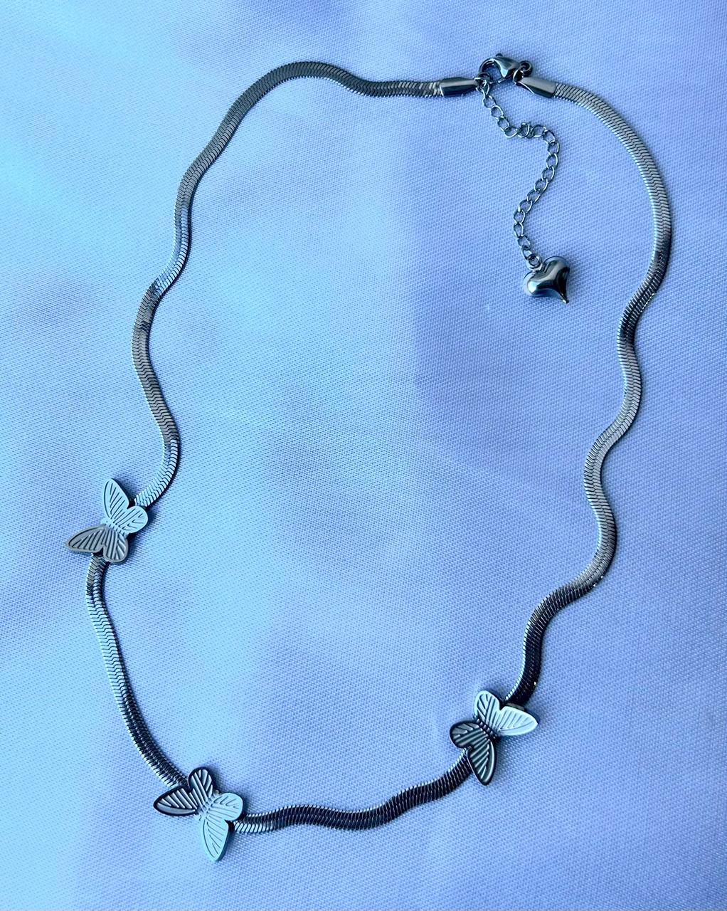 Collar cadena planchada con mariposas