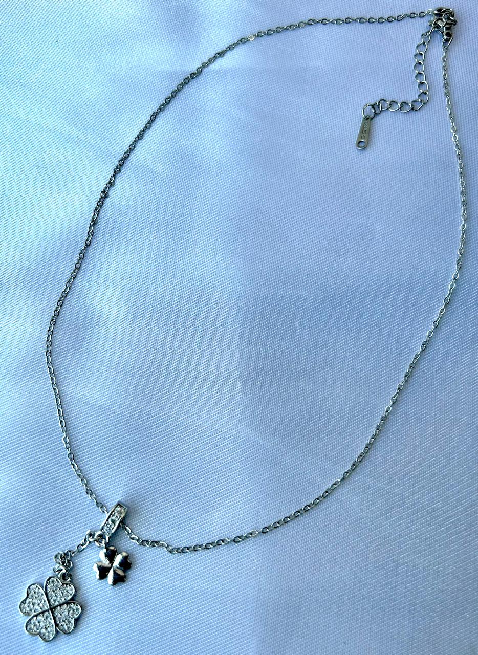 Cadena plateada con trébol de cristal