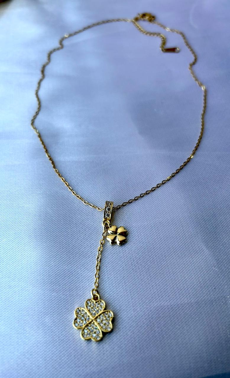 Cadena dorada con trébol de cristales
