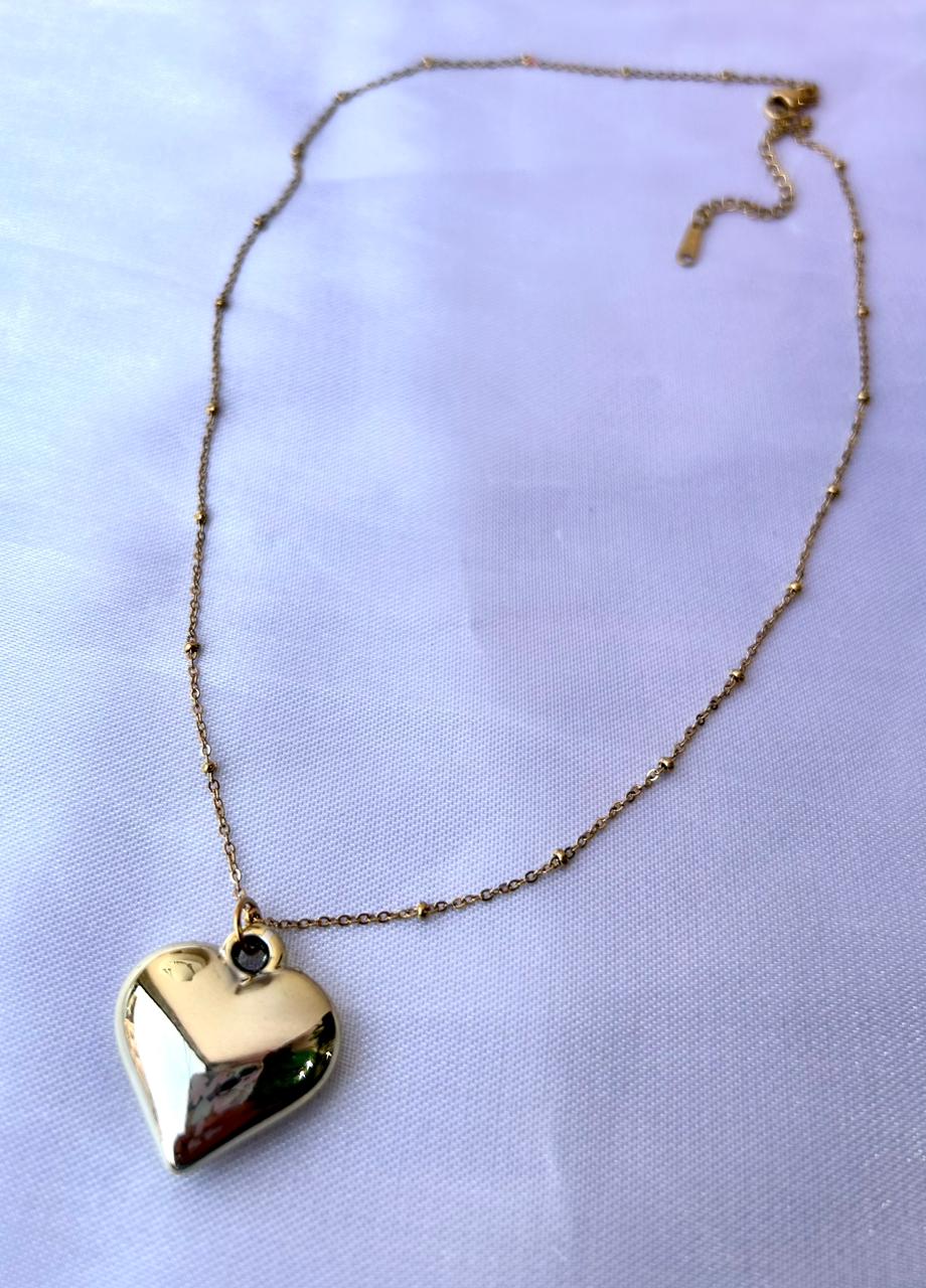 Cadena dorada con dije de corazón inflado