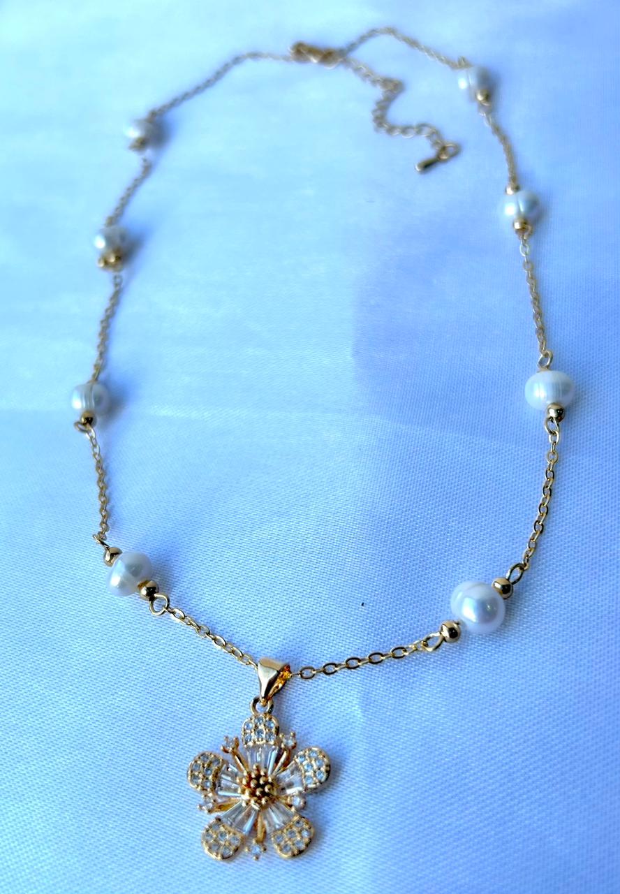 Cadena con perlas y dije de flor con circonias