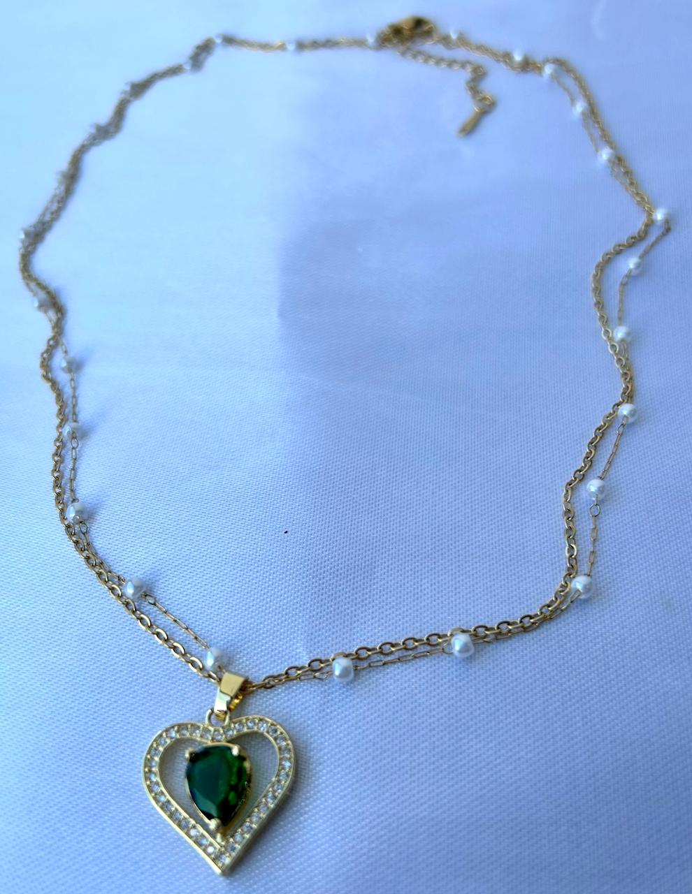Collar doble con dije de corazón piedra verde