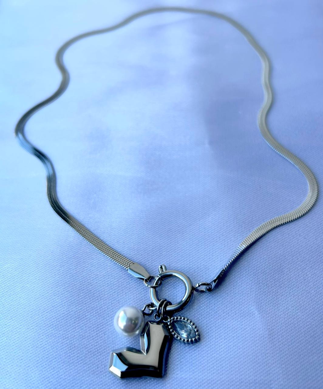 Cadena plateada planchada con broche marinero y dijes