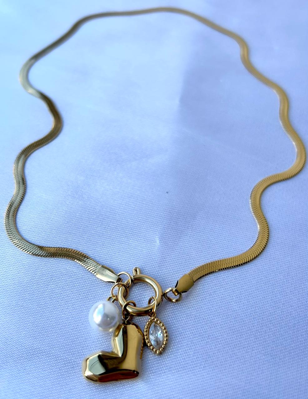 Cadena planchada dorada con broche marinero y dijes