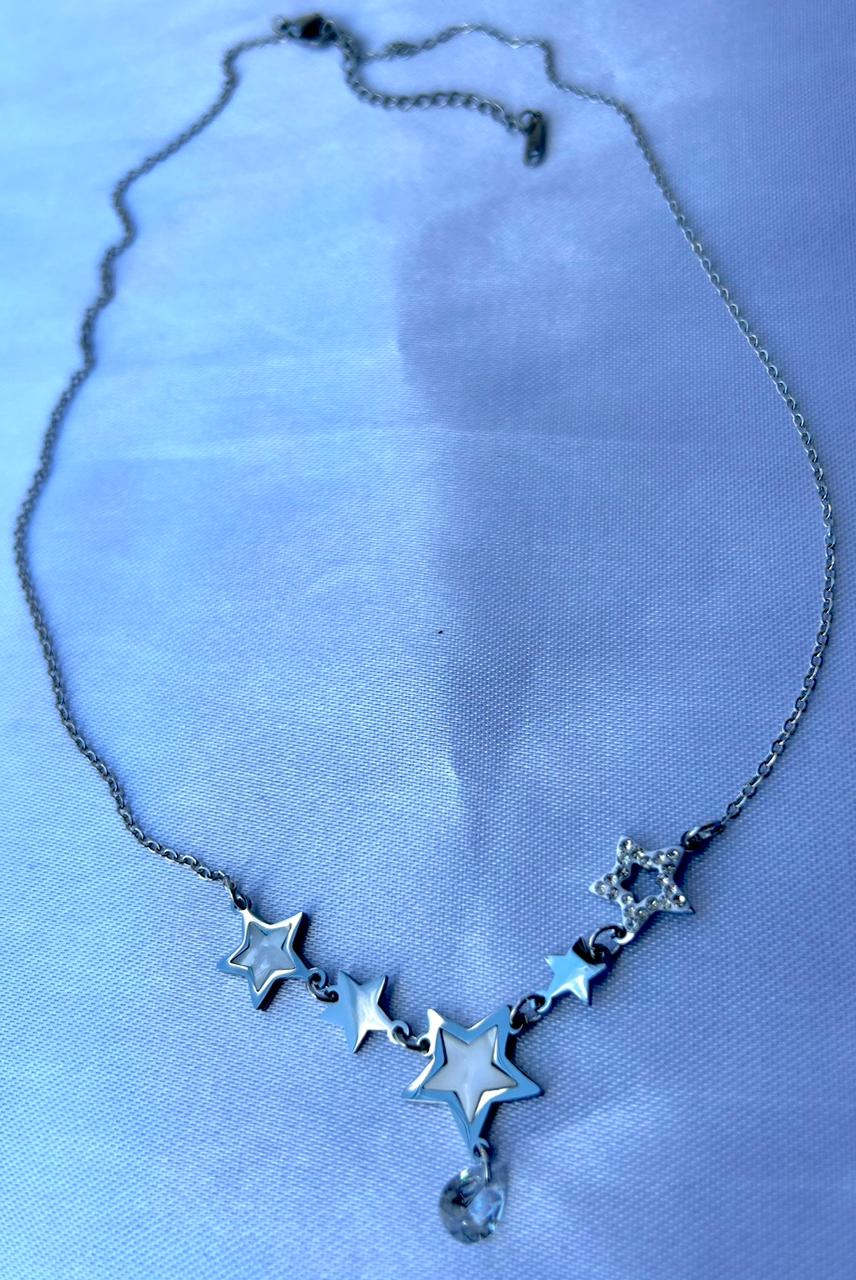 Collar plateado con estrellas blanca