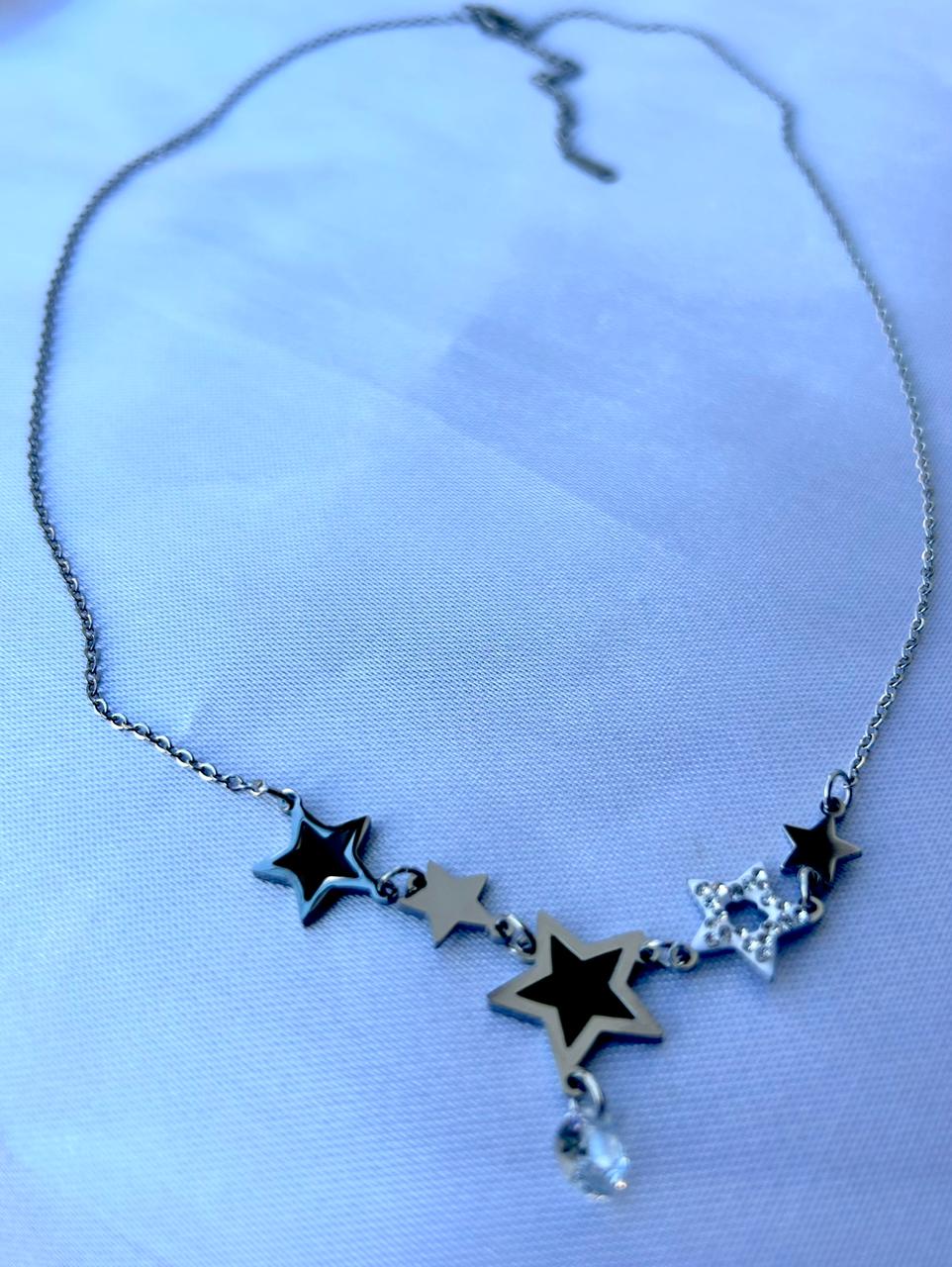Collar plateado con estrellas