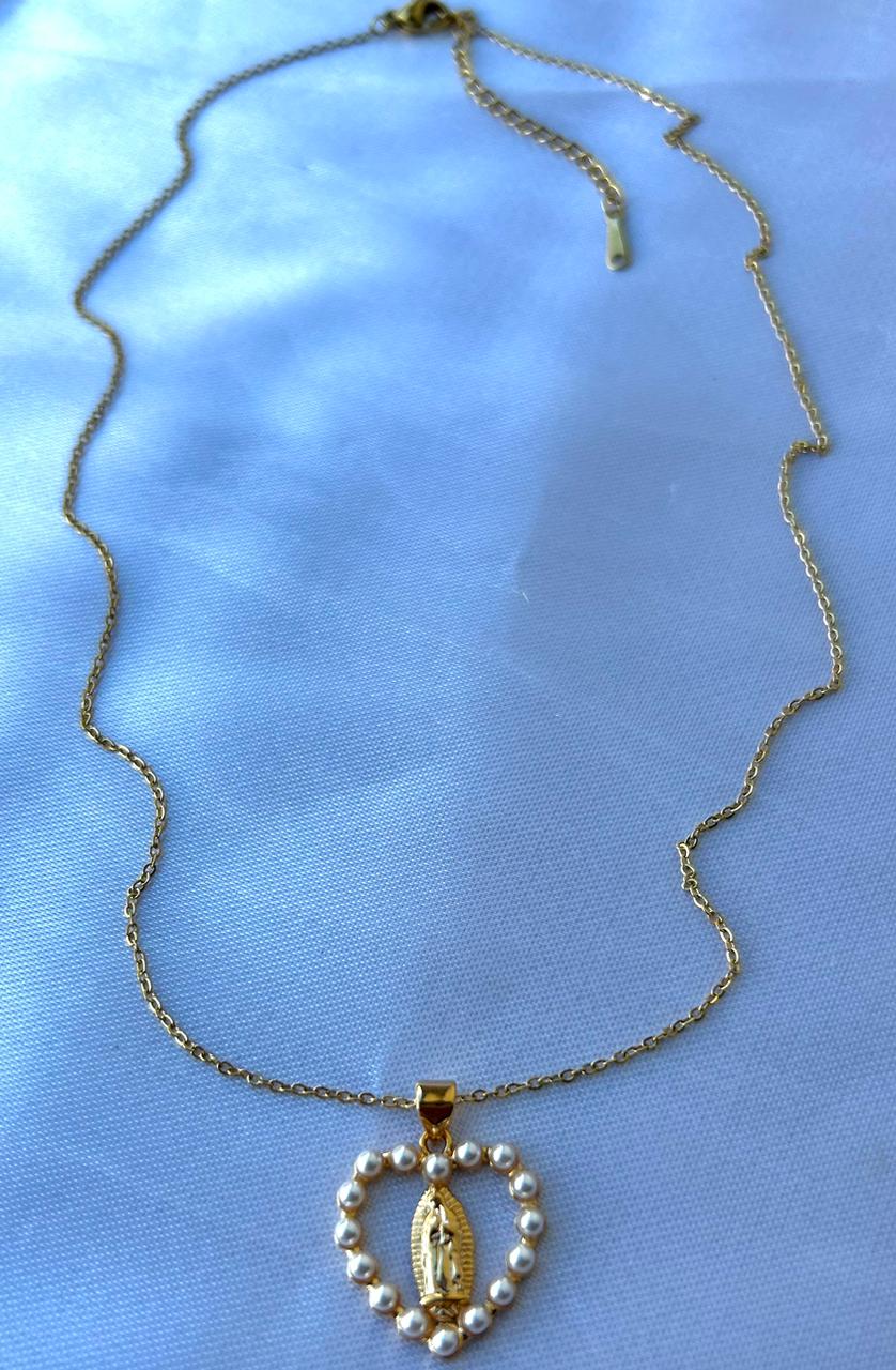 Cadena con dije de virgen corazón perlas
