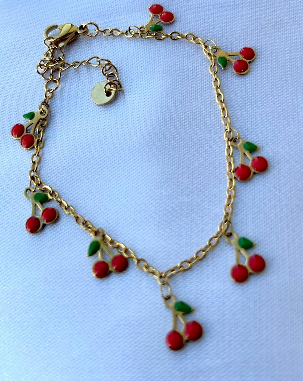 Pulsera con dijes de cerezas
