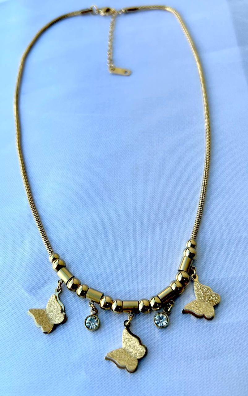 Collar cadena tubular  con mariposas y cristales