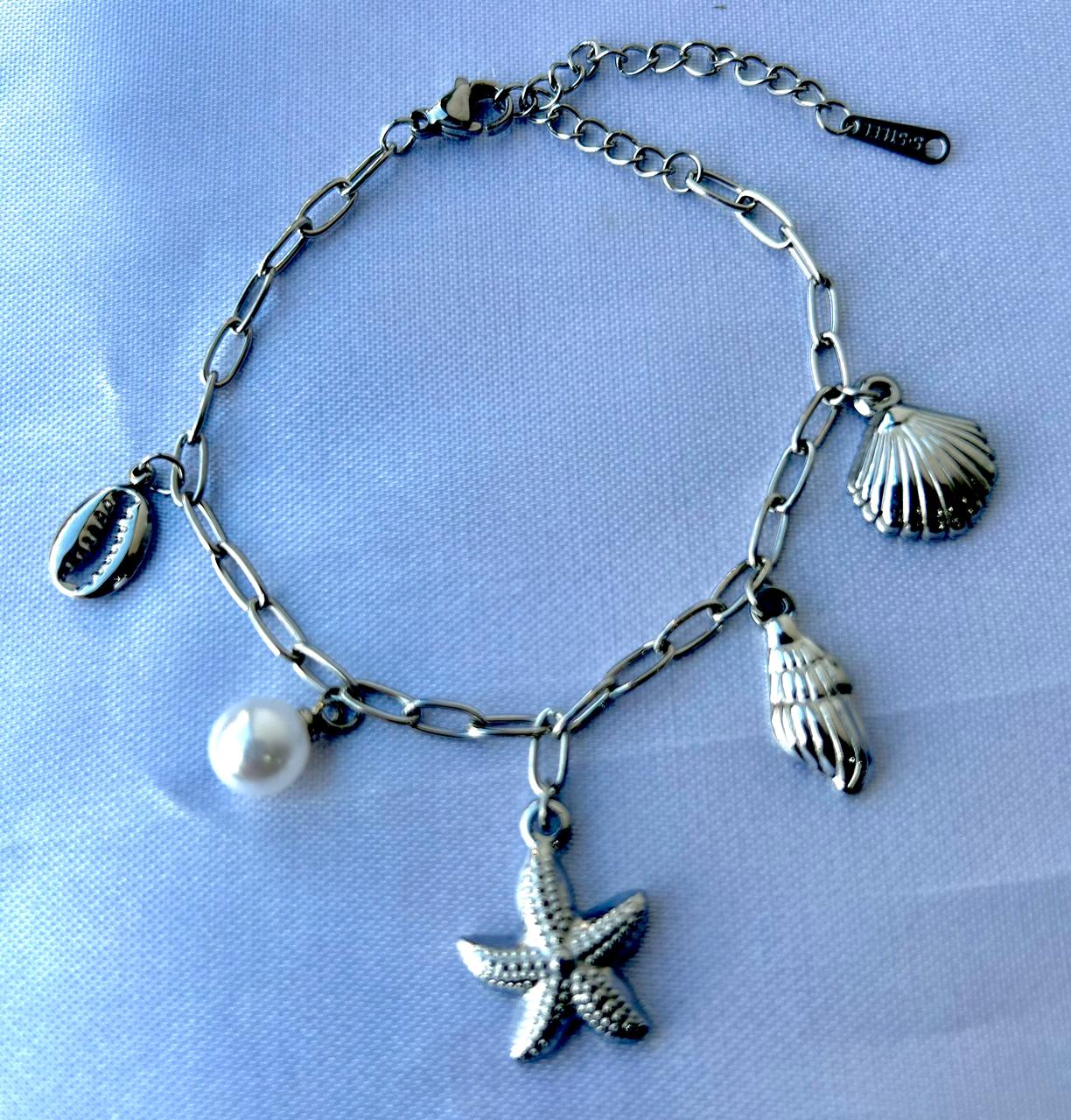 Pulsera plateada con dijes marinos