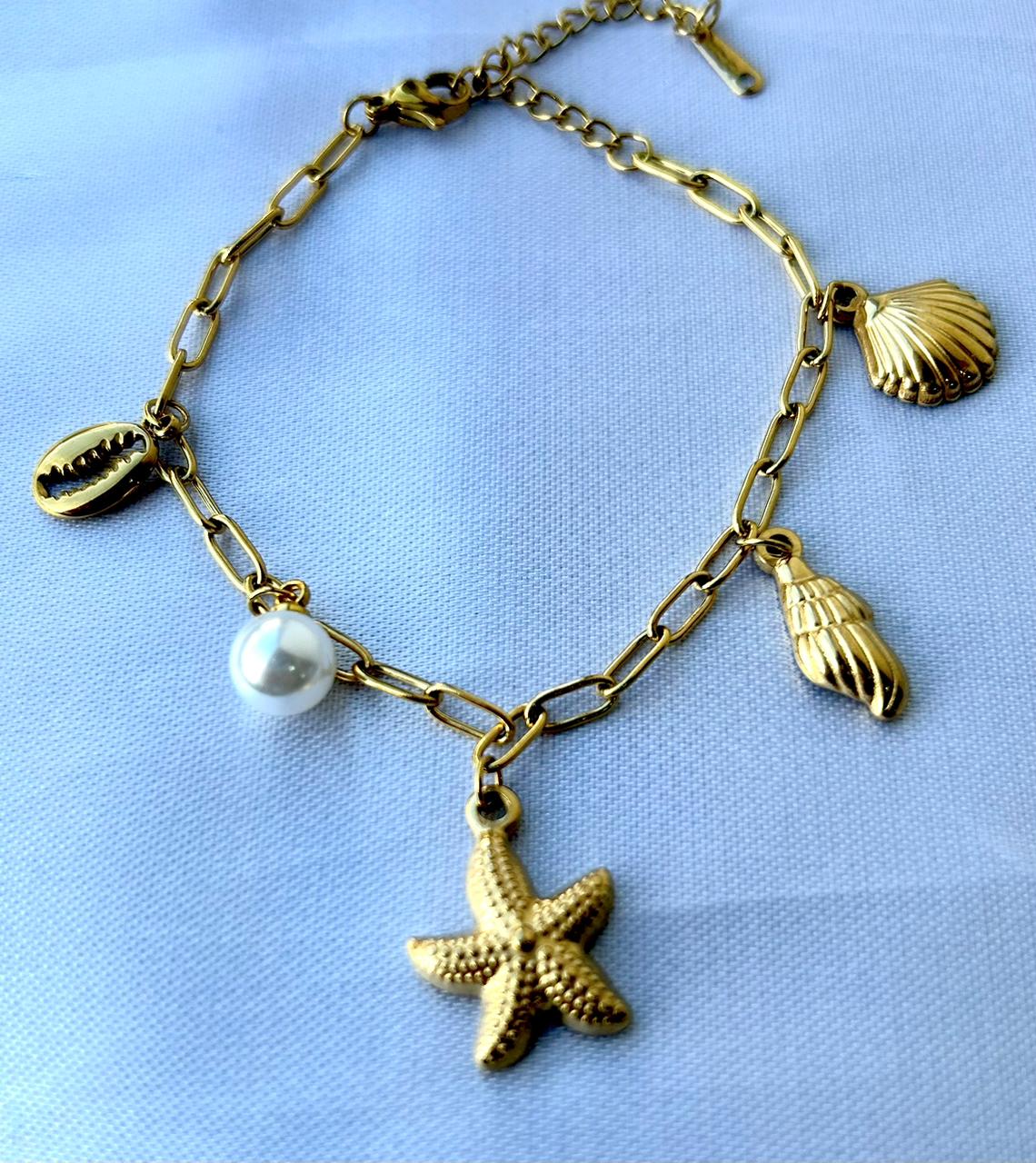 Pulsera dorada con dijes marinos