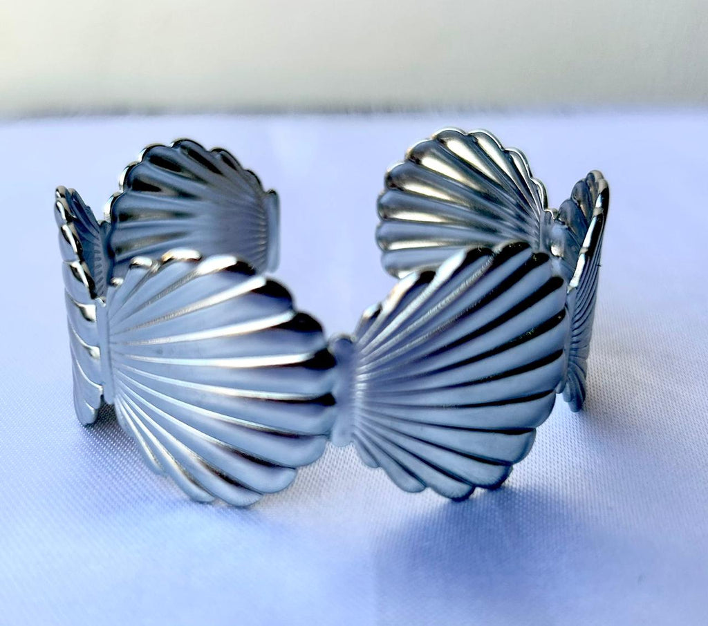 Brazalete plateado de conchas marinas