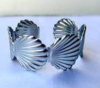 Brazalete plateado de conchas marinas
