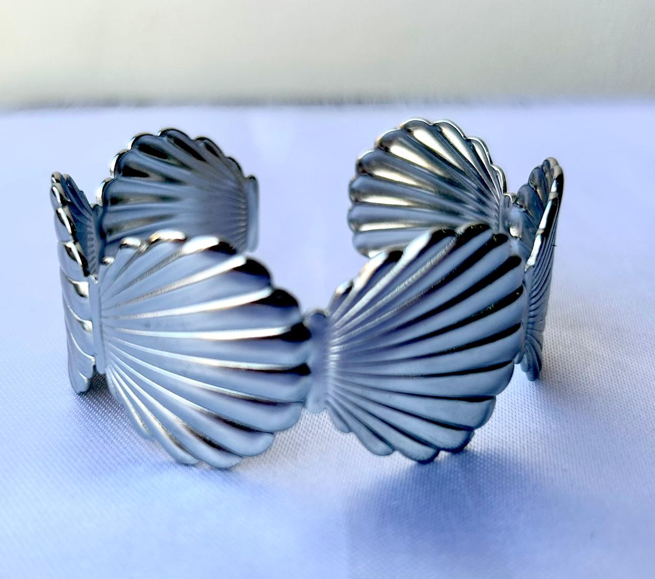 Brazalete plateado de conchas marinas