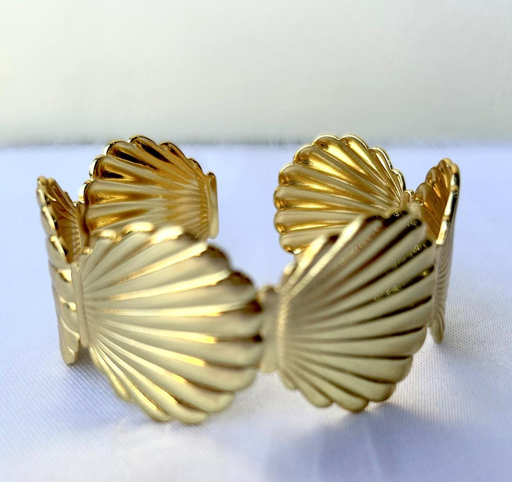 Brazalete dorado de concha marina