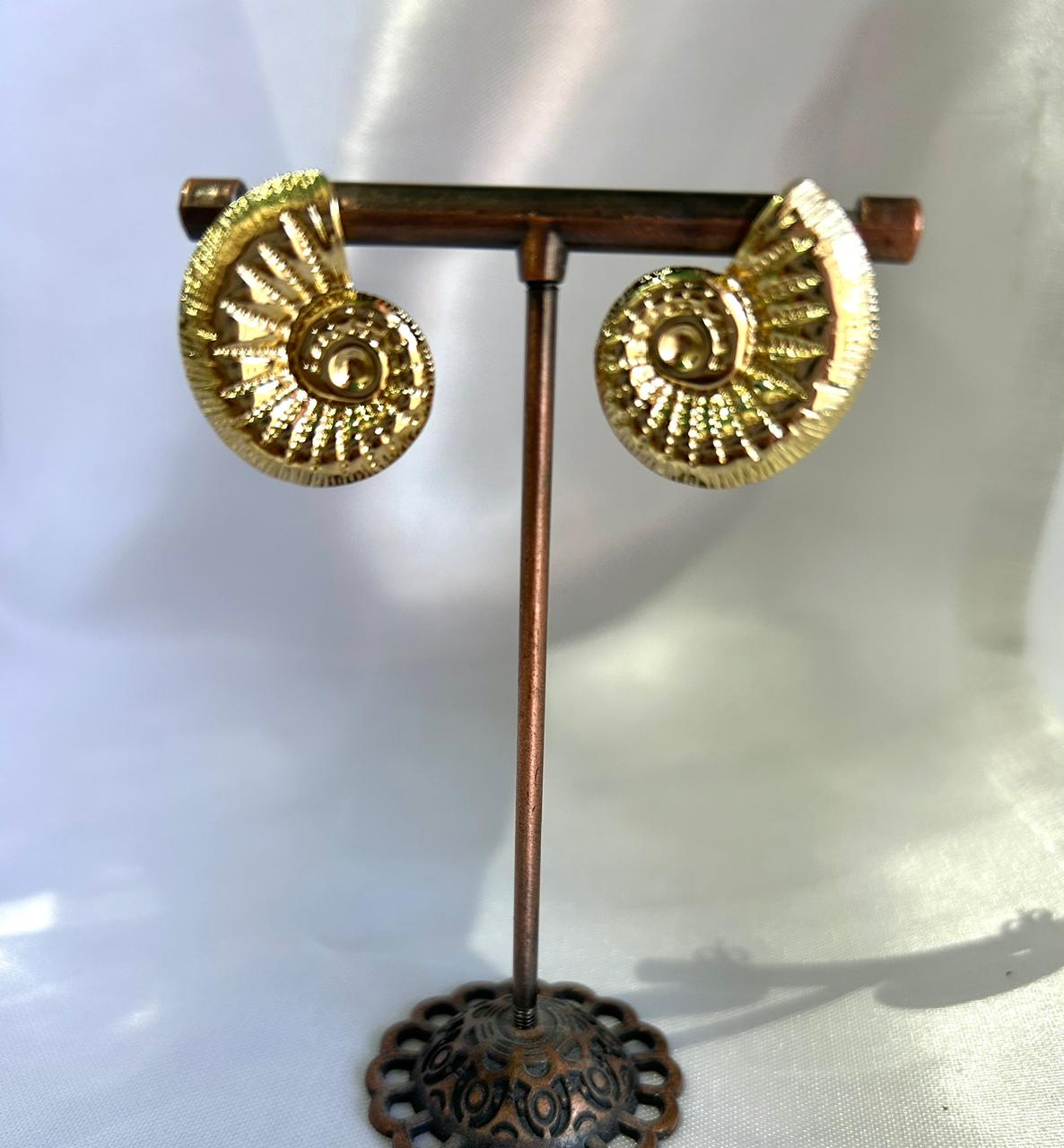 Arete dorado de caracol marino