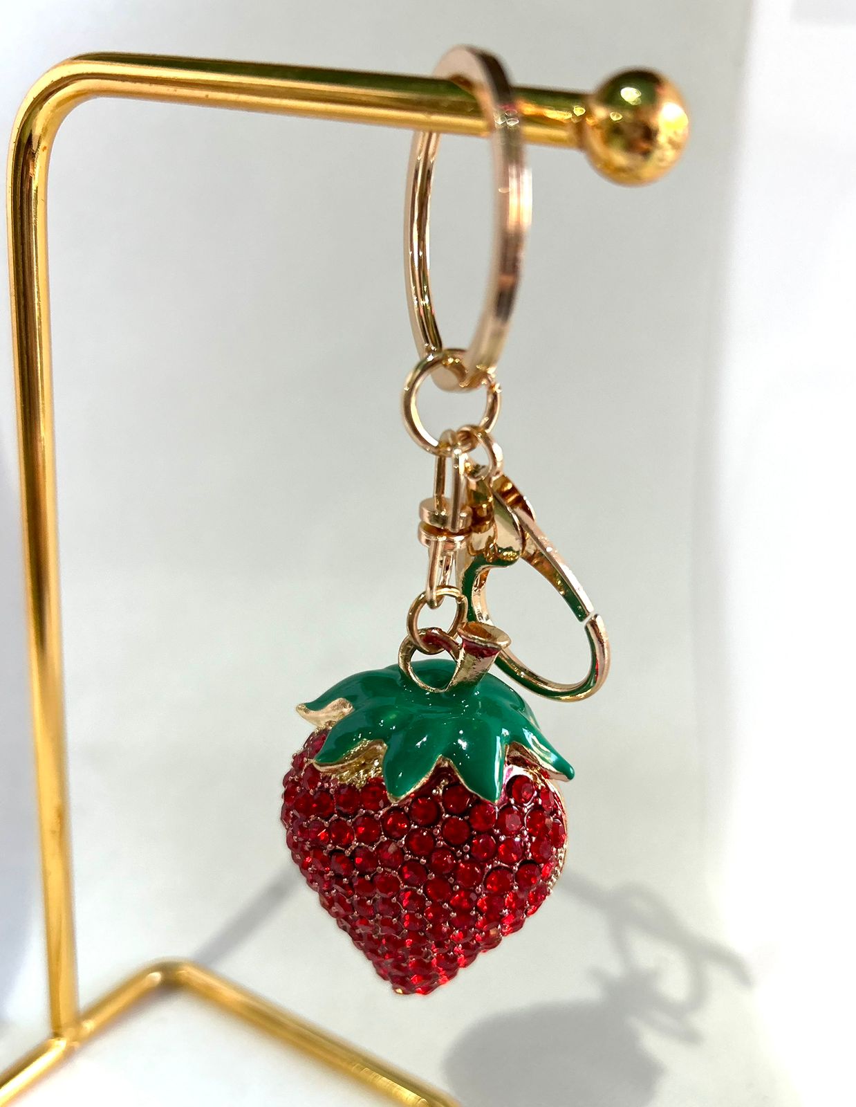 Llavero de fresa con cristales